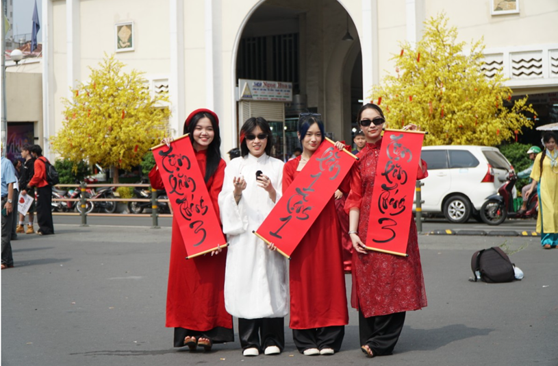 Tuy chưa rực rỡ mai đào như những ngày Tết, thế nhưng sự giản dị của kiến trúc cổ tại ngôi chợ lại trở thành bối cảnh thật đẹp.