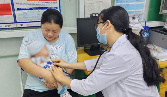 Người d&acirc;n ở TPHCM đưa trẻ đi ti&ecirc;m vaccine để ph&ograve;ng, chống dịch bệnh. Ảnh: Nguyễn Ly
