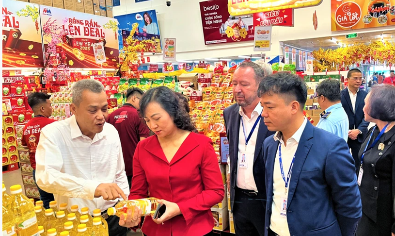 Bà Phan Thị Thắng, Thứ trưởng Bộ Công thương khảo sát hàng hoá Tết tại MM Mega Market An Phú, TP. Thủ Đức. Ảnh: TÚ UYÊN