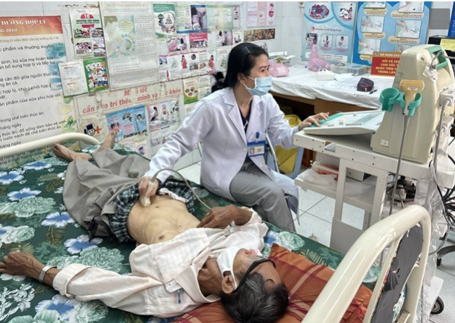 Hoạt động kh&aacute;m chữa bệnh tại một trạm y tế phường. Ảnh: Nguyễn Ly