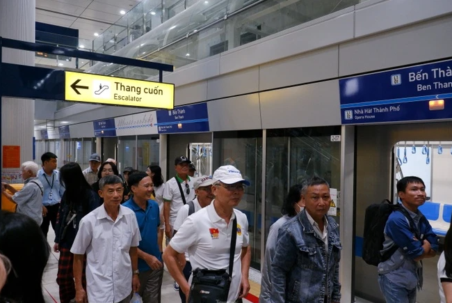 Sau hơn 20 ngày vận hành thương mại, metro số 1 TPHCM thu hút rất đông người dân đến tham quan, trải nghiệm. Ảnh: Hữu Huy.