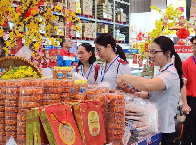 Đoàn kiểm tra khảo sát thực tế về cung ứng thực phẩm, hàng hoá dịp tết tại Mega Market