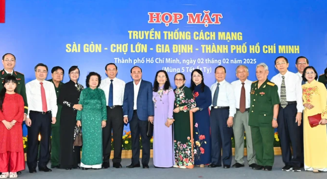 Bí thư Thành ủy TPHCM Nguyễn Văn Nên cùng các đại biểu dự họp mặt. Ảnh: VIỆT DŨNG