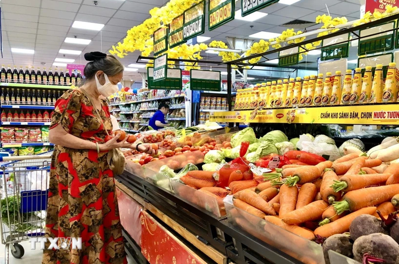 Người tiêu dùng chọn rau củ tại một siêu thị ở Thành phố Hồ Chí Minh. (Ảnh: Mỹ Phương/TTXVN)