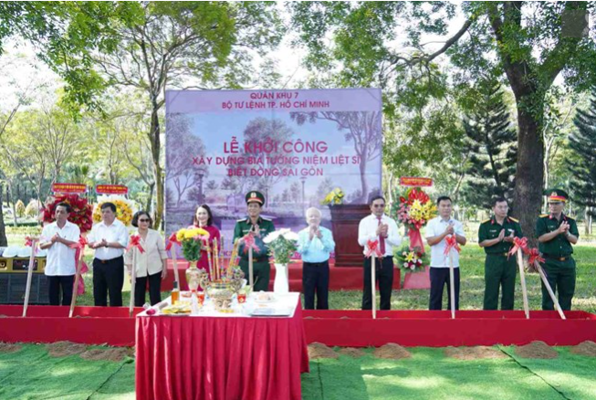 Các đại biểu thực hiện nghi thức Lễ khởi công xây dựng Bia tưởng niệm Liệt sĩ Biệt động Sài Gòn. Ảnh: Trung Kiên