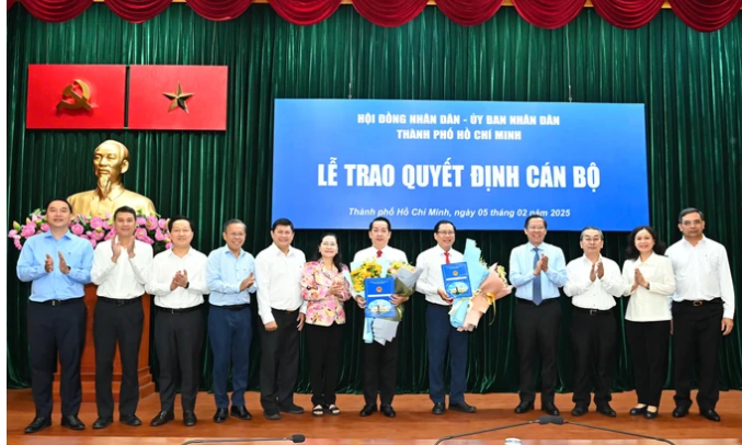 Lãnh đạo TPHCM và lãnh đạo TP Thủ Đức chúc mừng các đồng chí nhận quyết định. Ảnh: VIỆT DŨNG