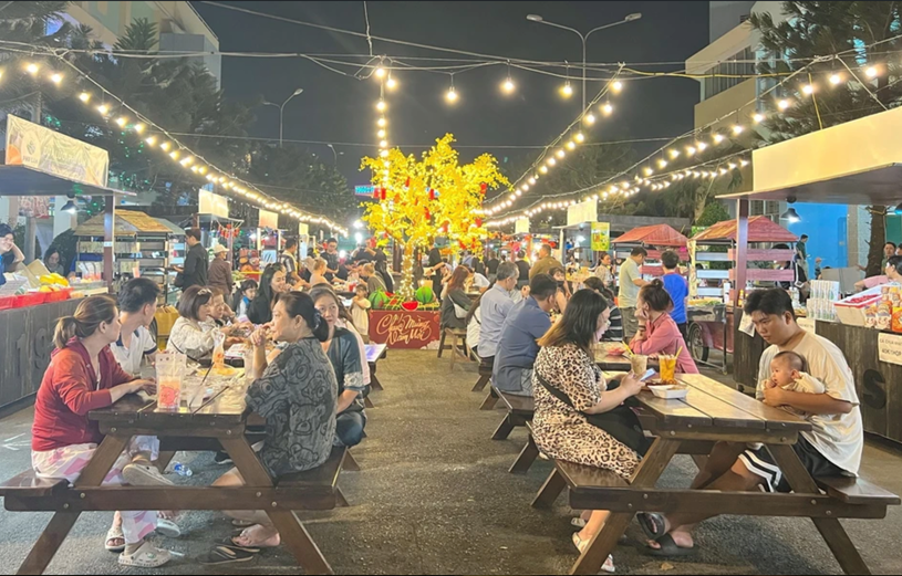 Khu vực phục vụ người dân tại phố ẩm thực Phan Xích Long.
