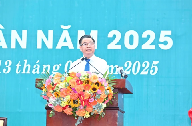 Quyền Chủ tịch UBND quận 7 Châu Xuân Đại Thắng phát biểu và động viên tân binh. Ảnh: VIỆT DŨNG