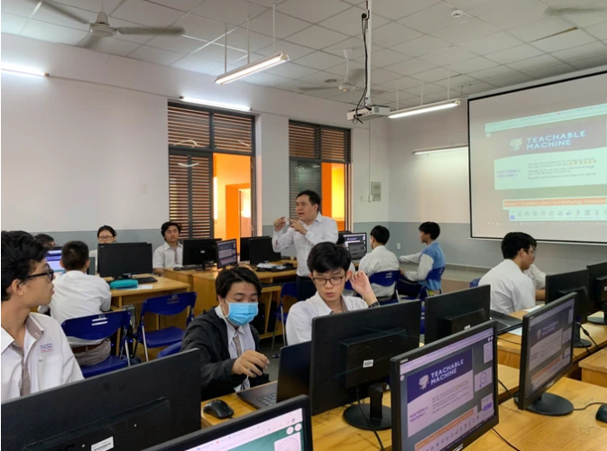 Giờ học Tin học của học sinh Trường THPT chuyên Lê Hồng Phong (quận 5, TPHCM)