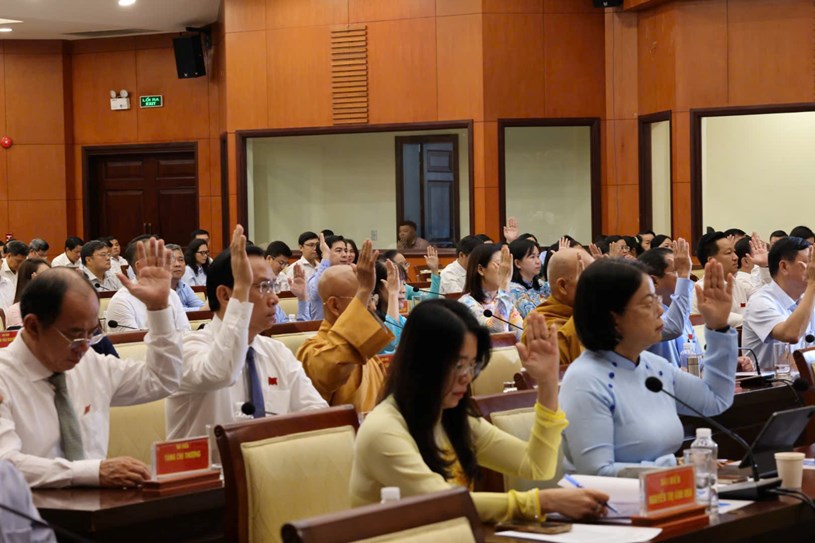 C&aacute;c đại biểu HĐND TP. HCM biểu quyết th&ocirc;ng qua nghị quyết th&agrave;nh lập c&aacute;c cơ quan chuy&ecirc;n m&ocirc;n của UBND TP.HCM.&nbsp;