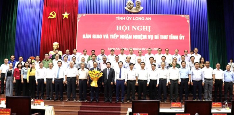 &Ocirc;ng Nguyễn Văn Được chụp h&igrave;nh lưu niệm với c&aacute;c l&atilde;nh đạo tỉnh Long An - Ảnh: AN LONG