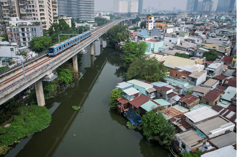 TP.HCM đặt mục tiêu đến năm 2030 sẽ di dời gần 40.000 căn nhà trên và ven kênh rạch  ẢNH: NHẬT THỊNH