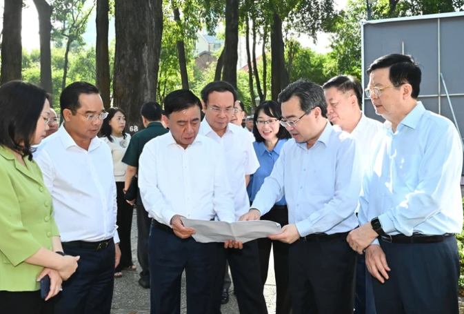 Thường trực Ban B&iacute; thư Trần Cẩm T&uacute; nghe b&aacute;o c&aacute;o tại buổi khảo s&aacute;t. Ảnh: VIỆT DŨNG