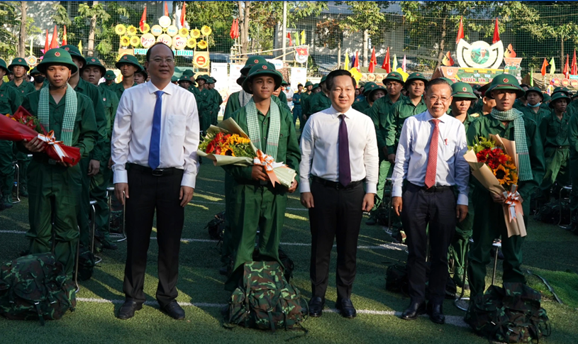 Phó Bí thư Thường trực Thành ủy TPHCM Nguyễn Hồ Hải và lãnh đạo TP Thủ Đức tiễn công dân lên đường nhập ngũ. Ảnh: HOÀNG HÙNG