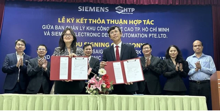 Đại diện SHPT và Siemens tại buổi ký kết dưới sự chứng kiến của các chuyên gia, lãnh đạo UBND TP.HCM, Bộ KH-CN...