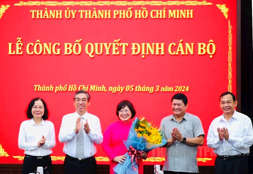 Đồng ch&iacute; Nguyễn Phước Lộc c&ugrave;ng l&atilde;nh đạo Ban Tổ chức Th&agrave;nh ủy tặng hoa ch&uacute;c mừng đồng ch&iacute; Văn Thị Bạch Tuyết