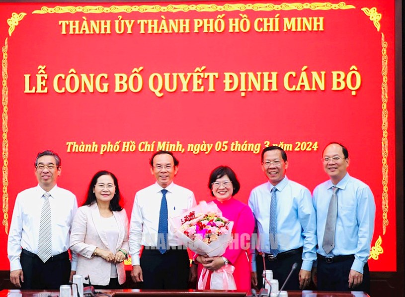 C&aacute;c đồng ch&iacute; Thường trực Th&agrave;nh ủy tặng hoa ch&uacute;c mừng đồng ch&iacute; Văn Thị Bạch Tuyết