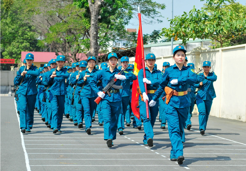 Các nữ dân quân TP.HCM được chia thành từng trung đội, luân phiên luyện tập các nội dung theo kế hoạch.