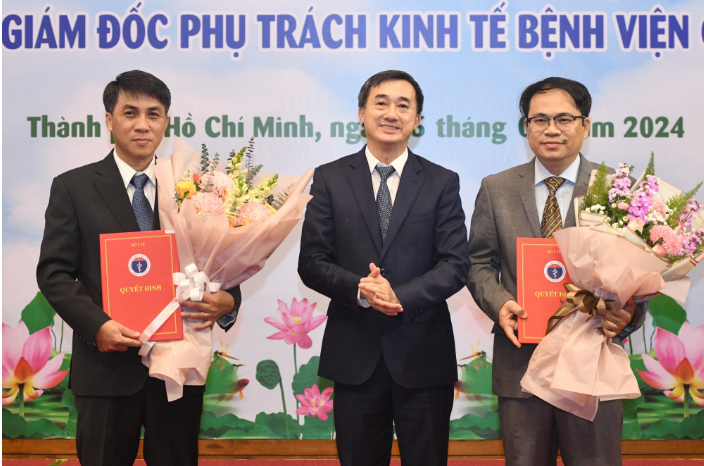 Thứ trưởng Bộ Y tế Trần Văn Thuấn (giữa) chúc mừng bác sĩ Phạm Thanh Việt (bìa trái) và dược sĩ Nguyễn Quốc Bình