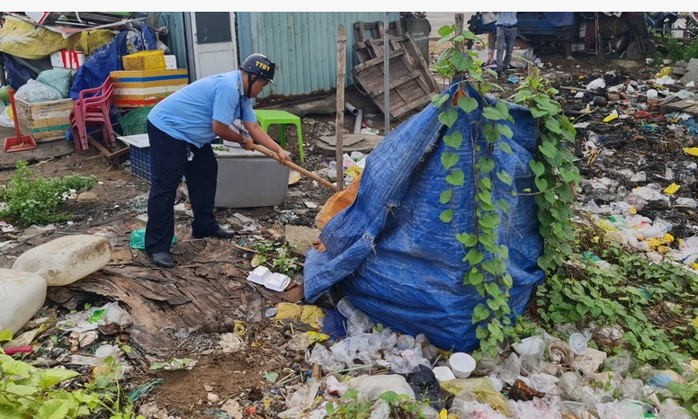 Địa phương tổ chức dọn dẹp vệ sinh, tránh để tình trạng rác thải ùn ứ. Ảnh: NC