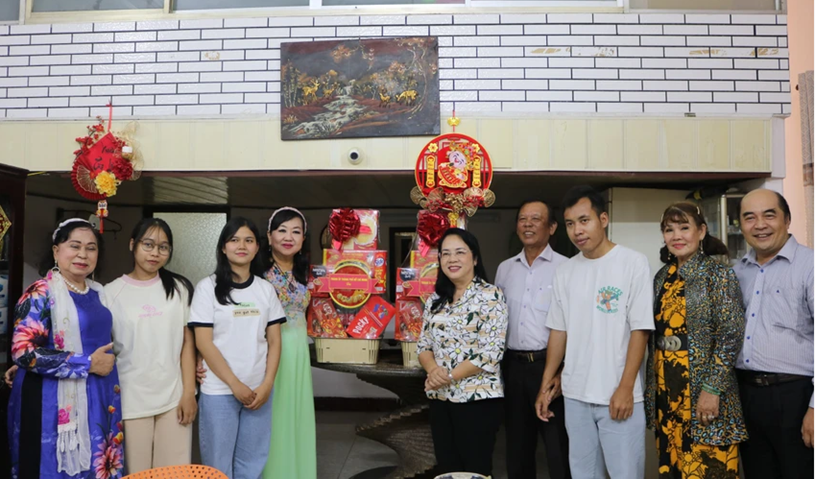 Chủ tịch Ủy ban MTTQ Việt Nam TP.HCM Trần Kim Yến cùng các gia đình và sinh viên Lào, Campuchia. Ảnh: HỒNG THẮM