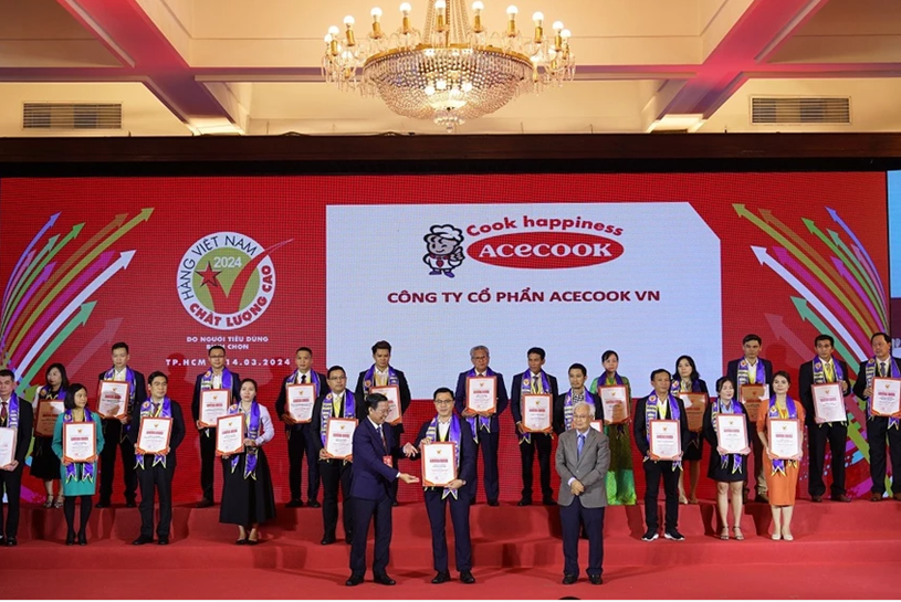 Chủ tịch UBND TP.HCM trao chứng nhận hàng Việt Nam chất lượng cao cho doanh nghiệp. ẢNH: TÚ UYÊN