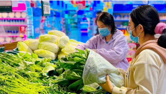 Người tiêu dùng chọn mua rau tại hệ thống siêu thị Co.opmart trên địa bàn TPHCM. Ảnh: HÂN GIA