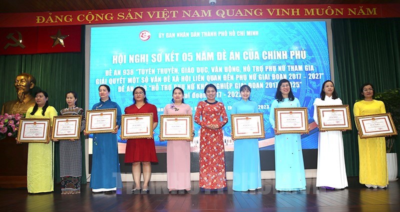 Đồng ch&iacute; Nguyễn Trần Phượng Tr&acirc;n trao Bằng khen tặng c&aacute;c tập thể.