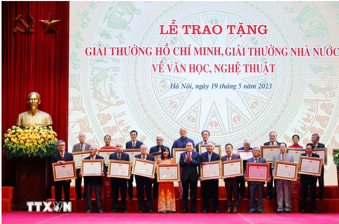 Phó Chủ tịch Thường trực Quốc hội Trần Thanh Mẫn trao Giải thưởng Nhà nước tặng các tác giả, đại diện gia đình tác giả. (Ảnh: Lâm Khánh/TTXVN)