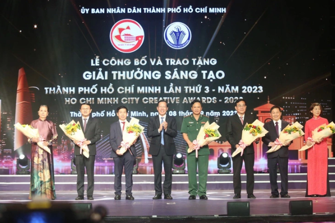 Chủ tịch UBND TP.HCM Phan Văn Mãi trao giải thưởng sáng tạo lần 3, năm 2023 cho các tổ chức, cá nhân - Ảnh: PHƯƠNG QUYÊN