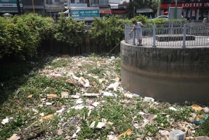 Trong khi tình hình xâm nhập mặn ngày càng diễn biến phức tạp, tình trạng ô nhiễm tại một số đoạn sông Sài Gòn, sông Đồng Nai cũng bắt đầu tái diễn