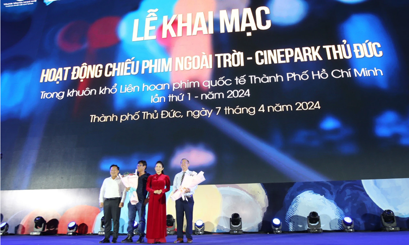 Ban tổ chức tặng hoa đến đơn vị tài trợ, đồng hành tổ chức hoạt động “Chiếu phim ngoài trời – Cine Park Thủ Đức”. Ảnh: DŨNG PHƯƠNG