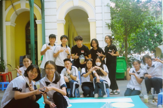 Học sinh Trường THPT chuy&ecirc;n Trần Đại Nghĩa (quận 1, TPHCM) tham gia C&acirc;u lạc bộ Nhiếp ảnh tại trường &nbsp;