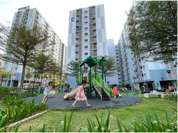 Trẻ em vui chơi tại công viên khu nhà ở xã hội EHomes, phường Phú Hữu, TP Thủ Đức, TPHCM. Ảnh: HOÀNG HÙNG
