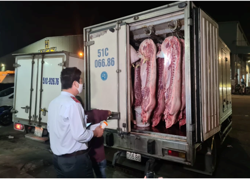 Lực lượng chức năng kiểm tra nguồn gốc thịt heo trước khi đưa v&agrave;o chợ đầu mối n&ocirc;ng sản thực phẩm H&oacute;c M&ocirc;n (TPHCM)