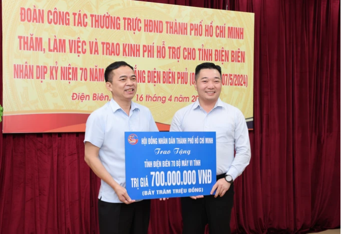 Đại diện HĐND TPHCM trao biểu trưng tặng tỉnh Điện Biên 70 bộ máy tính trị giá 700 triệu đồng, chiều 16-4. Ảnh: QUANG PHÚC