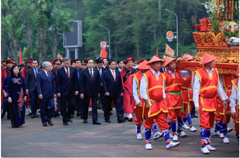 Thủ tướng Phạm Minh Chính và các đại biểu vào dâng hương tưởng niệm các Vua Hùng. Ảnh: VIẾT CHUNG