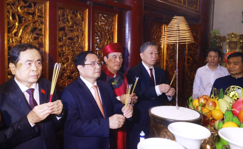 Thủ tướng Chính phủ Phạm Minh Chính cùng các đại biểu dâng hương tại Thượng cung. Ảnh: VIẾT CHUNG
