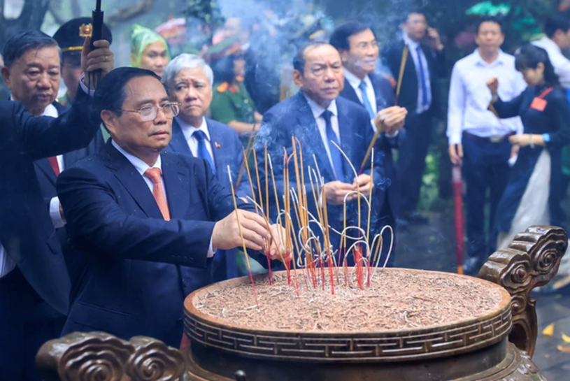 Thủ tướng Chính phủ Phạm Minh Chính và các đại biểu dâng hương tại Lăng Hùng Vương. Ảnh: VIẾT CHUNG
