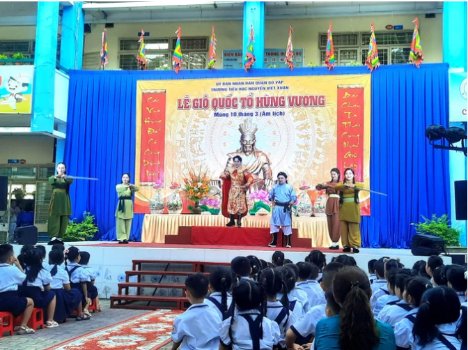 Nhà hát Nghệ thuật Hát bội TPHCM biểu diễn tại Trường Tiểu học Nguyễn Viết Xuân, quận Gò Vấp, TPHCM. Ảnh: Bảo Lâm
