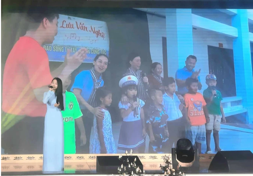 Ca sĩ Thùy Chinh biểu diễn ca khúc về Trường Sa thân yêu