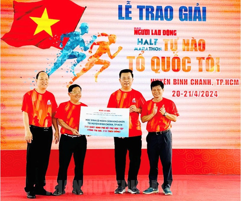Đồng chí Nguyễn Hồ Hải và đồng chí Tô Đình Tuân trao bảng tượng trưng tặng 213 suất hỗ trợ kinh phí học tập cho các em học sinh có hoàn cảnh khó khăn đang sinh sống tại địa bàn huyện Bình Chánh.