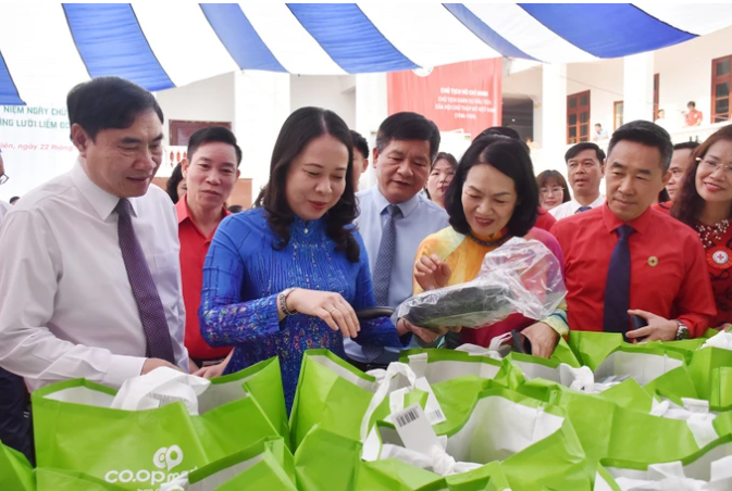 Quyền Chủ tịch nước Võ Thị Ánh Xuân thăm quan gian hàng tại Chợ Nhân đạo