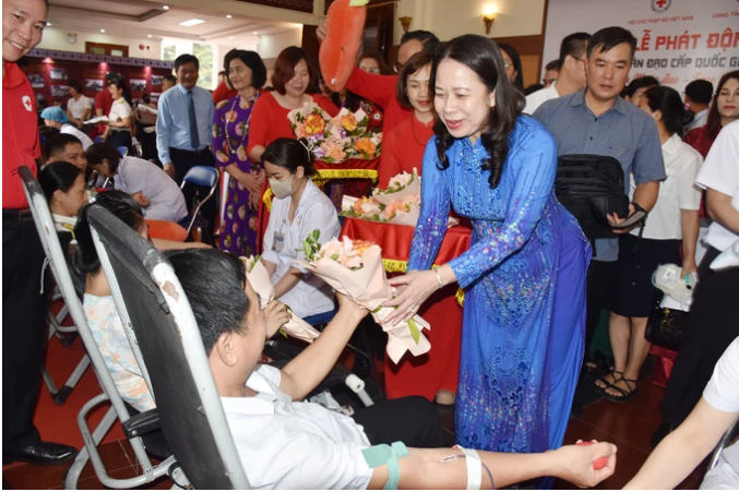 Quyền Chủ tịch nước Võ Thị Ánh Xuân tặng hoa động viên người hiến máu tình nguyện tại Tháng Nhân đạo 2024