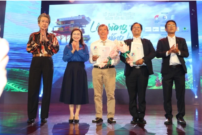 Chị Nguyễn Phạm Duy Trang trao giải cho các tác giả