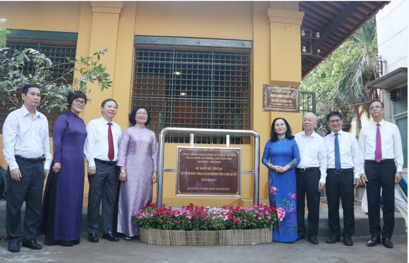 Đoàn đại biểu đã đến khu vực bảng công trình thực hiện nghi thức hoàn thành công trình mừng 120 năm ngày sinh Tổng bí thư Trần Phú (1-5-1904 - 1-5-2024).