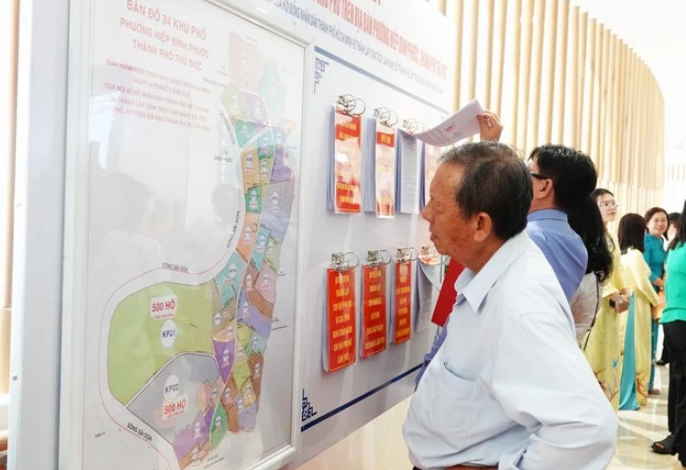 Người dân P.Hiệp Bình Phước (TP.Thủ Đức, TP.HCM) xem bản đồ khu phố mới sau khi sắp xếp lại