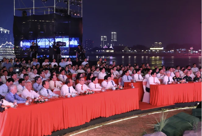 Thủ tướng Phạm Minh Chính và các đại biểu dự chương trình tại điểm cầu Khu di tích Cột cờ Thủ Ngữ, Quận 1 (Thành phố Hồ Chí Minh). (Ảnh: Hồng Giang/TTXVN)