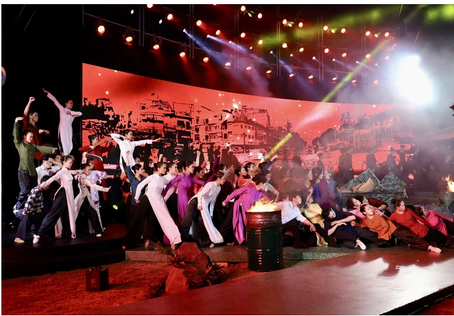 Hoạt cảnh ca múa “Nam Bộ kháng chiến” tại điểm cầu Khu di tích Cột cờ Thủ Ngữ, Quận 1 (Thành phố Hồ Chí Minh). (Ảnh: Hồng Giang/TTXVN)