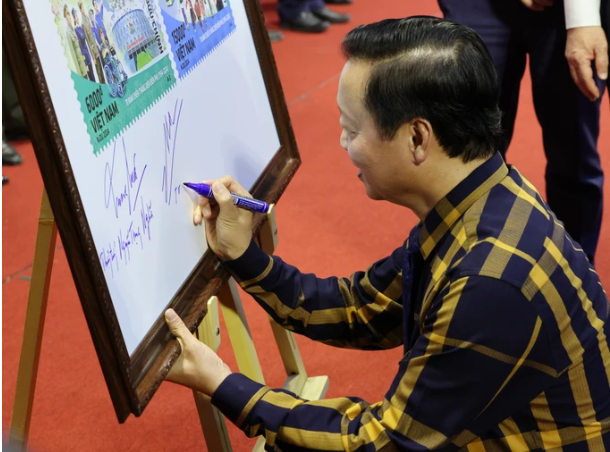 Phó Thủ tướng Trần Hồng Hà ký trên ảnh bộ tem đặc biệt. Ảnh: QUANG PHÚC